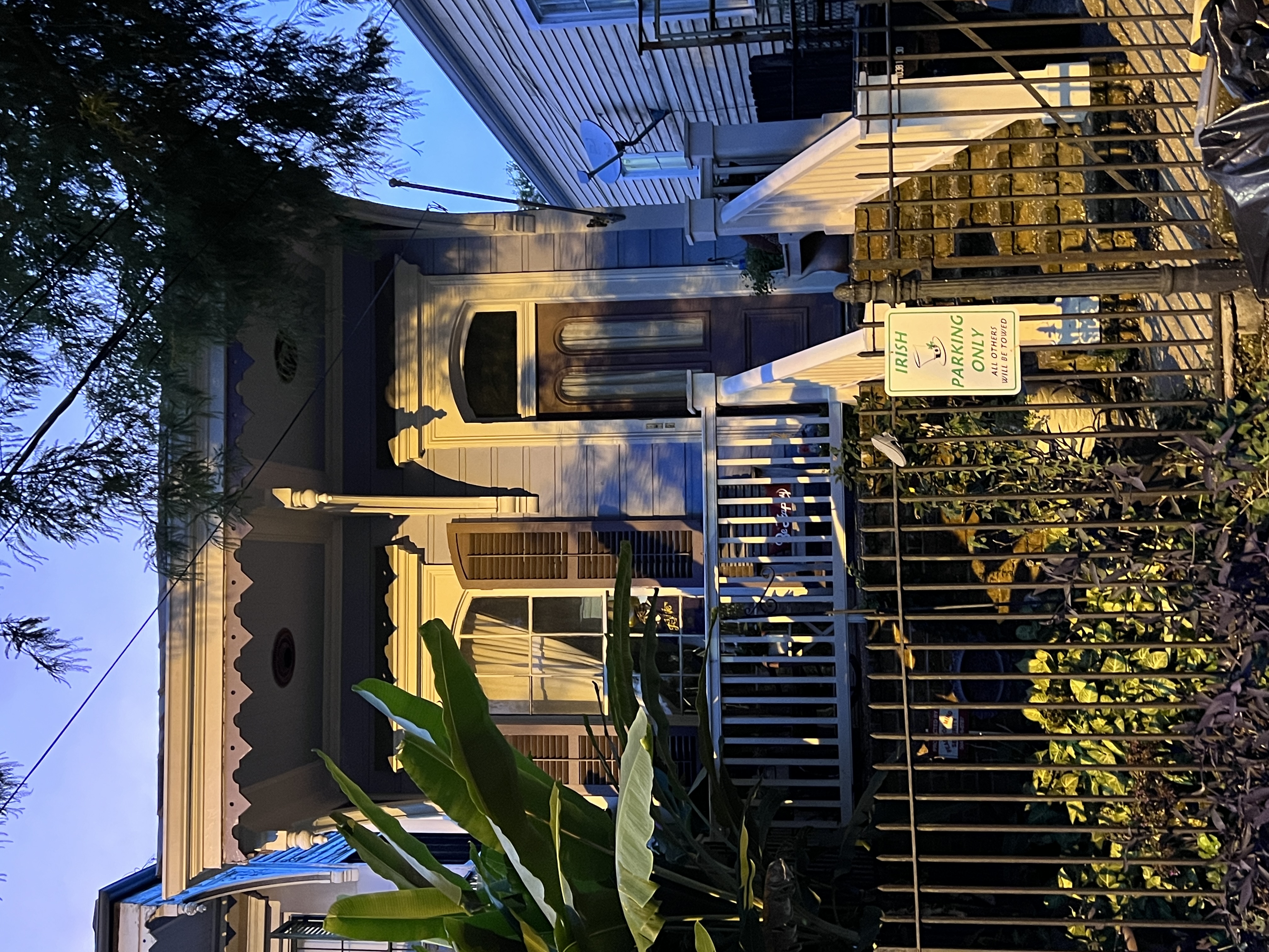 A photo of a narrow house in New Orleans